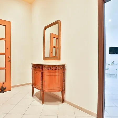 Guesthost - Track Station - With Netflix