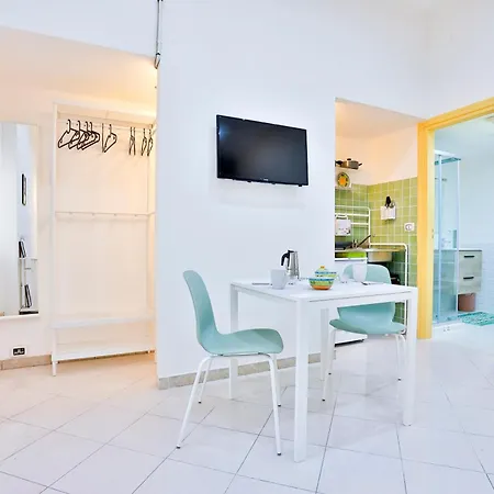 Guesthost - Track Station - With Netflix * Neapel