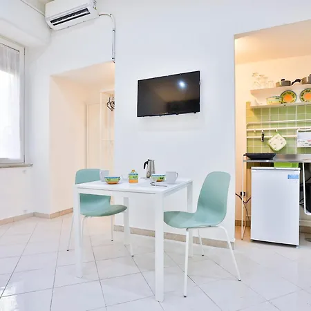 Guesthost - Track Station - With Netflix