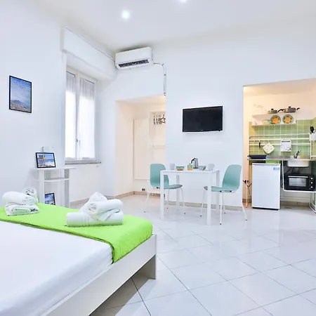 Guesthost - Track Station - With Netflix Apartment