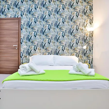 Guesthost - Track Station - With Netflix Apartment Neapel