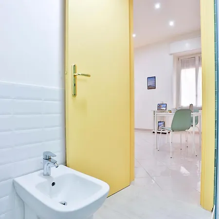 Guesthost - Track Station - With Netflix *