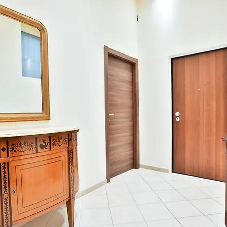 Guesthost - Track Station - With Netflix Neapel