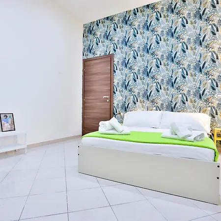 Guesthost - Track Station - With Netflix Apartment