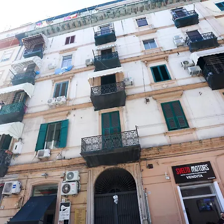 Guesthost - Track Station - With Netflix Apartment *